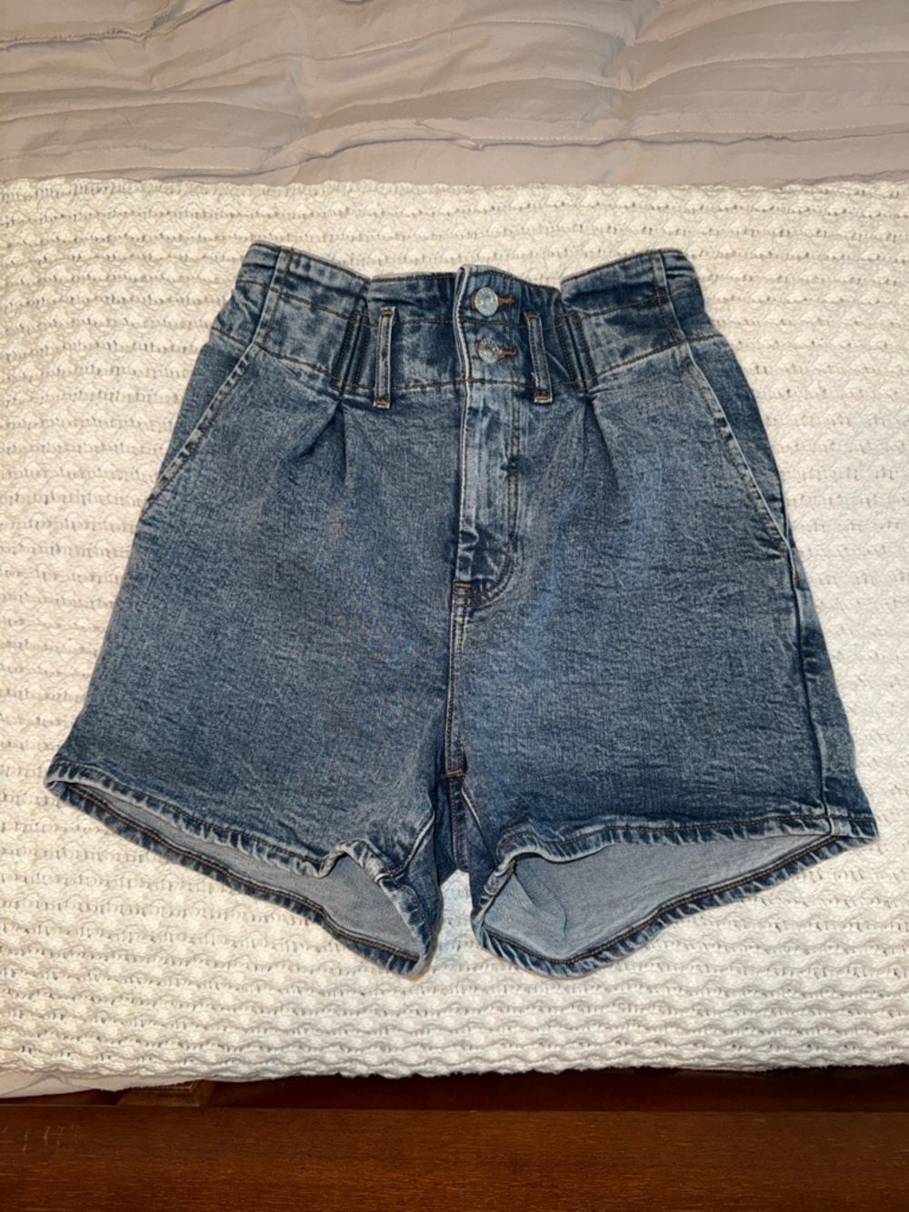 Express High-Waist Jean Shorts in Washed Blue